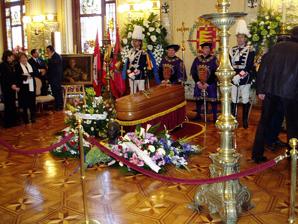 Miguel Delibes's casket at the funeral chapel installed in the reception hall of the Town Hall of Valladolid.