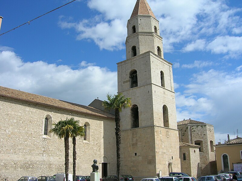 File:Cattedrale Venosa.jpg