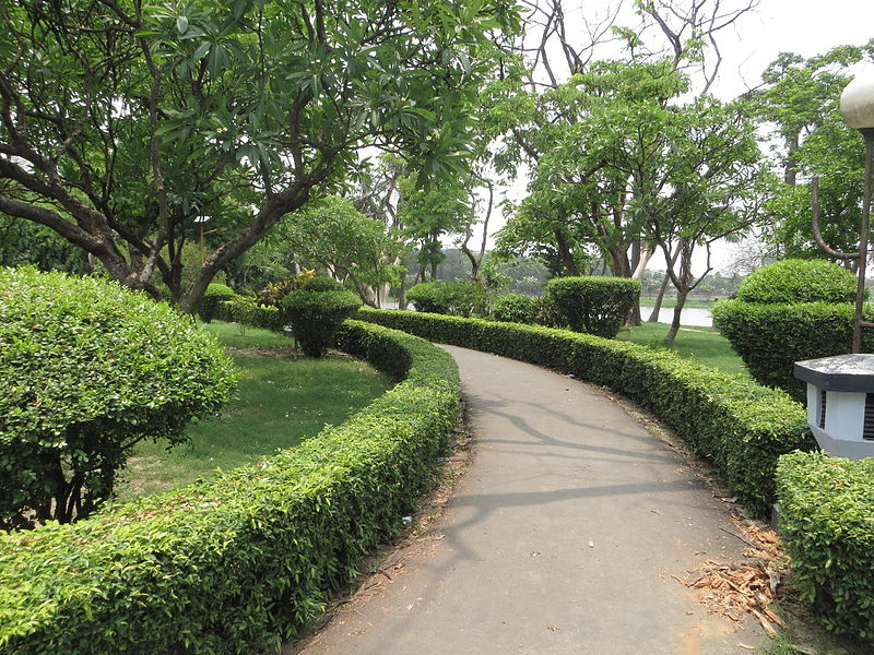 File:Central Park Kolkata - Walking Track.JPG