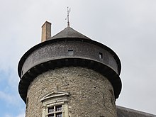 Fotografía de ángulo bajo de la parte superior de la torre del homenaje.