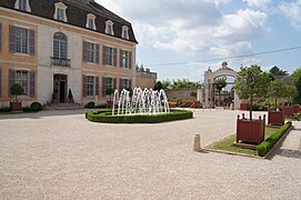 Château de Pommard courtyard.jpg