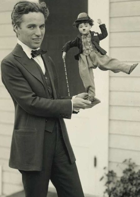 Tập_tin:Charlie_Chaplin_with_doll.jpg
