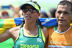 Chegada da maratona Paralímpica T12 ve T46 nas Paraolimpíadas (29147611393) .jpg