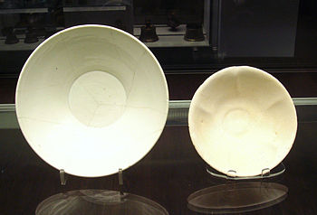 Chinese porcelain white ware bowl, not tin-glazed (left), found in Iran, and Iraqi tin-glazed earthenware bowl (right) found in Iraq, both 9-10th century, an example of Chinese influences on Islamic pottery. British Museum. Chinese white ware and Iraqi earthenware bowls 9th 10th century both found in Iraq.jpg