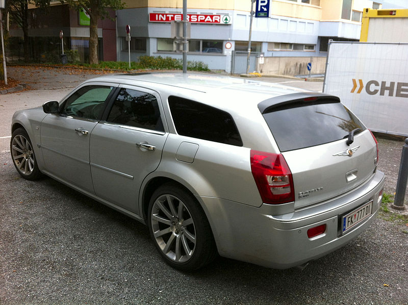 File:Chrysler 300C Touring CRD in Feldkirch, Vorarlberg, Austria R.jpg