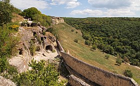 Vista del valle de Josaphat desde las murallas de Chufut-Kale.  La arboleda está ubicada entre un bosque denso de una edad más joven.