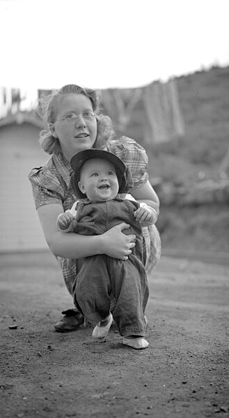 File:Clara Anderson with Mary Lee in Charles Lee's yard (23625075124).jpg