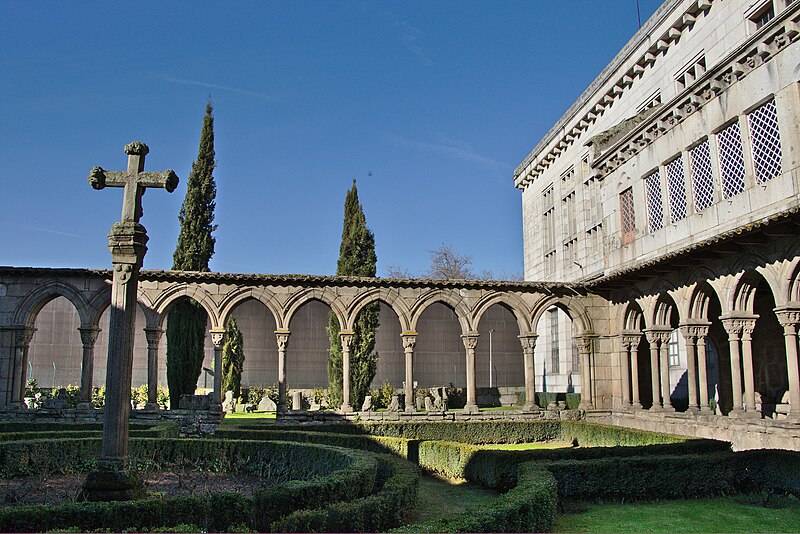 File:Claustro de São Domingos de estilo gótico (46822617122).jpg