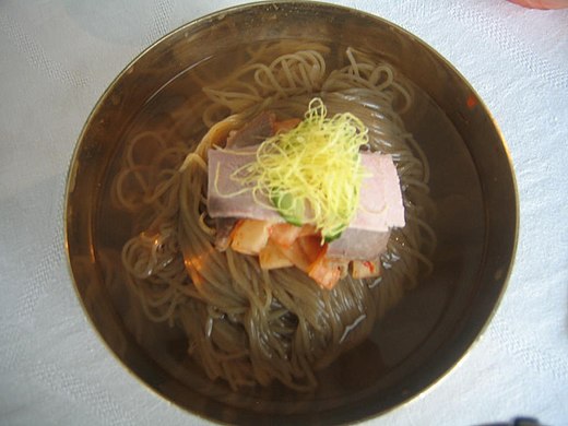 P'yŏngyang-raengmyŏn (평양랭면/평양냉면) is a cold noodle dish.