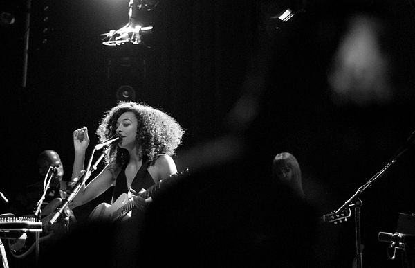 Bailey Rae performing at Le Divan du Monde, 2010