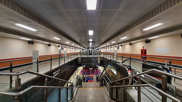 First level of the interior, after the ticket turnstiles. The platform level is seen at the foot of the stairs.