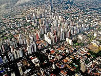 מבט אווירי על שכונות Batel ו-Água Verde במרכז העיר