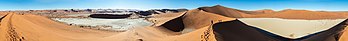 Vista panorâmica da paisagem ao redor do deserto de sal Sossusvlei, Namíbia (definição 48 931 × 5 794)