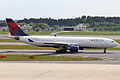 Airbus A330-200 de Delta Air Lines rodando pela pista