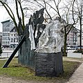 Deutsch: Mahnmal gegen den Krieg von Alfred Hrdlicka, Teil der Denkmalanlage Dammtordamm in Hamburg-Neustadt. This is a photograph of an architectural monument. It is on the list of cultural monuments of Hamburg, no. 29975.