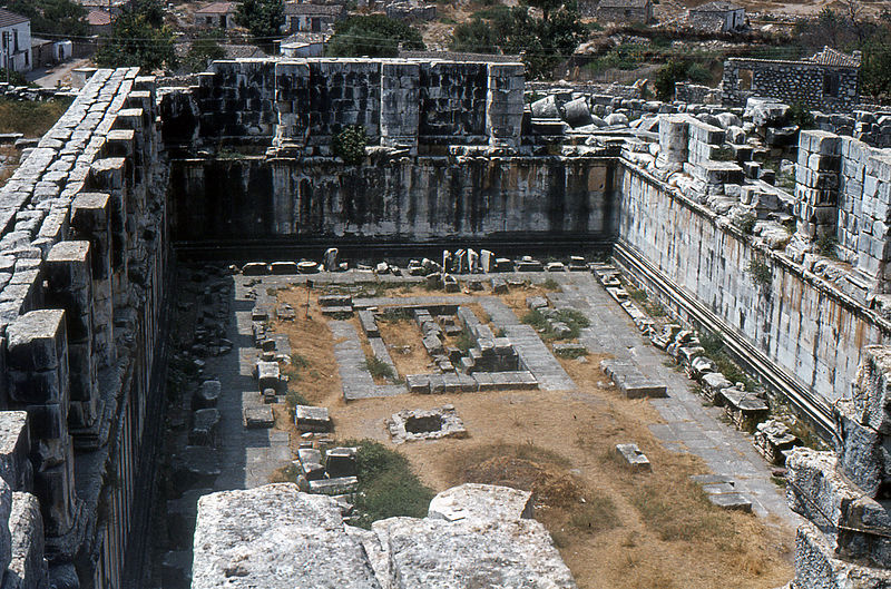 File:Didim-Temple d'Apollon 3-1981.jpg