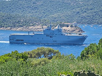 Dixmude dans la passe des Grottes préparant l'exercice interarmées du  14 juillet 2021 localisé sur l'île du Levant.