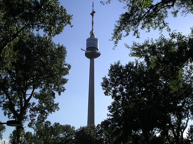 File:Donauturm Park.jpg