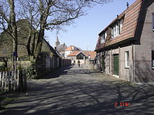 Den Burg mit Kirche im Hintergrund