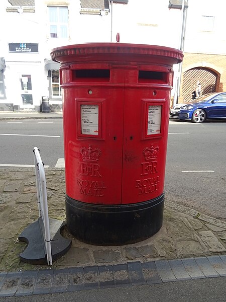 File:Double aperture Elizabeth II postbox on Stafford Street, Eccleshall - geograph.org.uk - 6263128.jpg