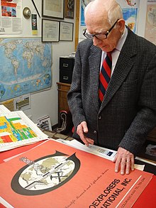 Dr Jan Krasoń przedstawiający pierwotny projekt loga firmy Geoexplorers International, Inc