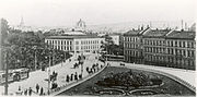 Triangelplassen (seinere kalt 7. juni-plassen) foran med Abelhaugen i Slottsparken bak Drammensveien (nå Henrik Ibsens gate) til venstre og Universitetsbygningene ved Karl Johans gate midt i bildet, ca. 1900–1910. Foto: Johannes Holmsen (1880–1959)