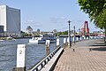 Nederlands: De SMARAGD II vaart in de opvaart langs het Noordereiland in de Nieuwe Maas te Rotterdam.