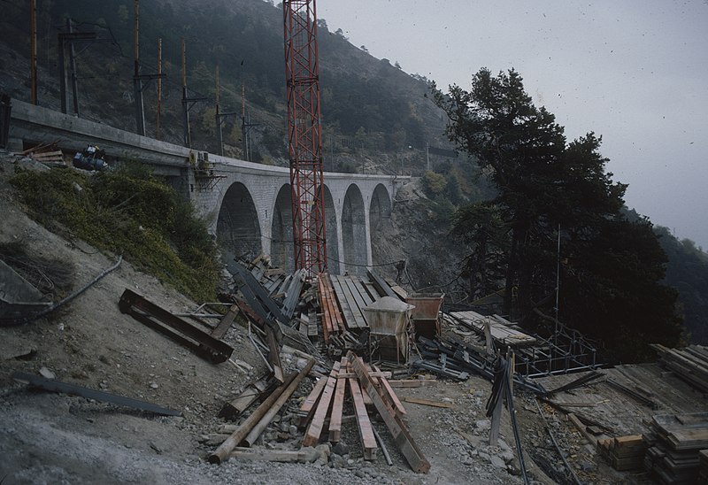 File:ETH-BIB Com LC1553-002-003 Loetschbergstrecke 1983.jpg