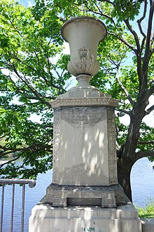 Edvin Apton Kurtis yodgorligi - Charlz River Esplanade - Boston, MA - DSC02586.JPG