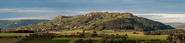 La colline d'Ehrenbürg (de) depuis le sud dans le Jura franconien.