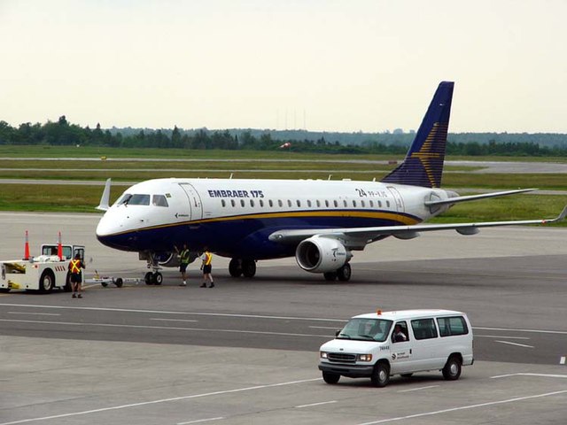 オタワ国際空港で駐機するデモンストレーション塗装のエンブラエル175