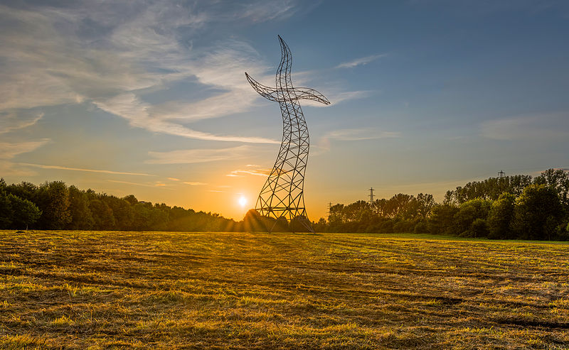 File:Emscherkunst Tanzender Strommast Zauberlehrling 04.jpg