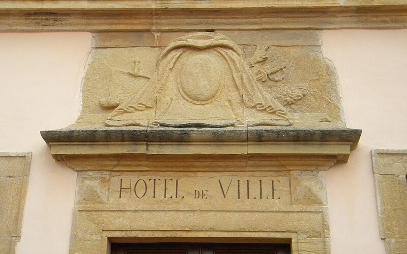 File:Entrée Hôtel de ville les symboles de la justice.JPG