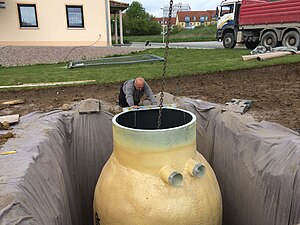 Erdpufferspeicher beim einbringen in die Baugrube.jpg