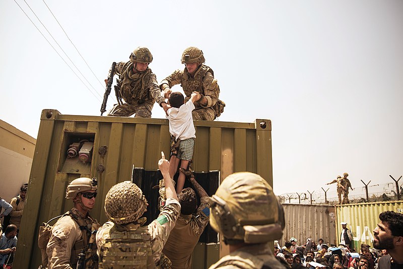 File:Evacuation at Hamid Karzai International Airport; Image 4 of 16.jpg