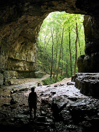 Höhlenportal mit Blick ins Freie