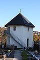 English: Former defense tower, nowadays urn hall Deutsch: Ehem. Wehrturm, jetzt Urnenhalle