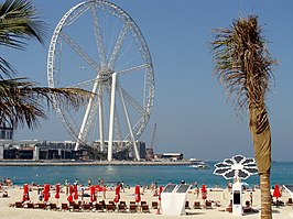 Zicht op Bluewaters Island vanaf het strand bij de Jumeirah Beach Residence, met de Ain Dubai in aanbouw