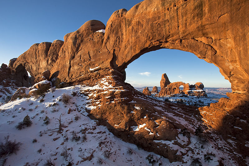 File:First Light on Turret Arch Framed by North Window - Wide (8390477068).jpg