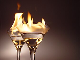 Les cocktails flambés contiennent une petite quantité d’alcool fort, qui est enflammé avant consommation. (définition réelle 1 600 × 1 200*)