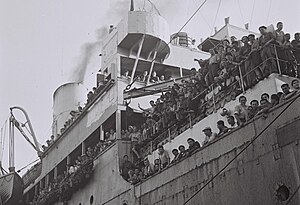 Flickr - Government Press Office (GPO) - EIN BRITISCHES SCHIFF BRINGT 1.204 FLÜCHTLINGE AUS NAZI PERSECUTION.jpg