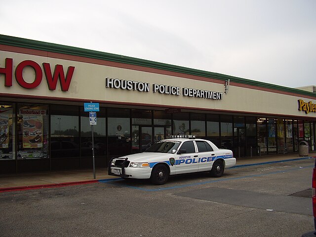 Houston Police Department Fondren Division was established in 1998, gaining its own anti-gang unit. This is the former police station.