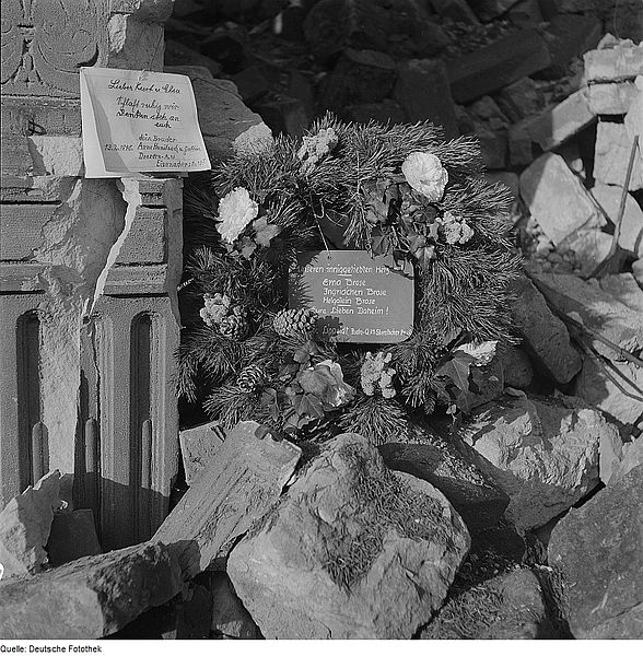Kranz mit Nachruf an einem Trümmer-Grab 1946