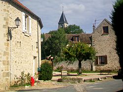 Frémainville (95), fontaine de la place Albert-Hamot, vue sur l'église.jpg