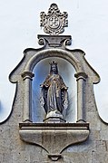 Notre-Dame-de-la-Médaille-miraculeuse sur la façade de l'église (extérieur)