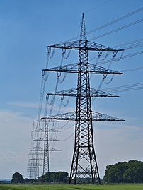 Pylones de la ligne à haute tension reliant la centrale nucléaire de Biblis au poste électrique de Pfungstadt (land de Hesse). (définition réelle 3 456 × 4 608)