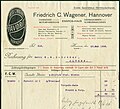 Deutsch: Detail eines Rechnungsvordruckes der Firma Friedrich C. Wagener, Hannover, Grupenstraße (heute: Karmarschstraße) 1. Das 1885 gegründete Unternehmen, Fabriknummer F. C. W., bezeichnete sich als "Erstes Spezialhaus Norddeutschlands" und vertrieb Fahrräder, Motorfahrzeuge, Nähmaschinen und Schreibmaschinen. Aus eigener Produktion stammte die Fahrradmarke Favorit; die eingetragene Schutzmarke ist auf diesem Rechnungs-Vordruck abgebildet. Generalvertretungen bestanden für Adam Opel in Rüsselsheim, die Wanderer Fahrradwerke in Chemnitz i. S., die Benz & Co. Aktiengesellschaft in Mannheim sowie für De Dion Bouton in Paris.