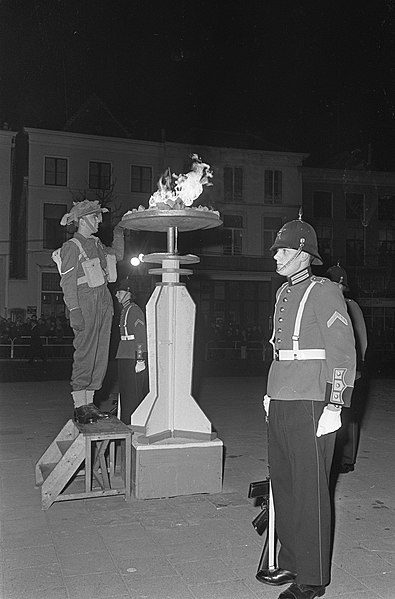 File:Garde Regiment Prinses Irene 25 jaar, op de Brink in Deventer stak militair bevr, Bestanddeelnr 918-6602.jpg