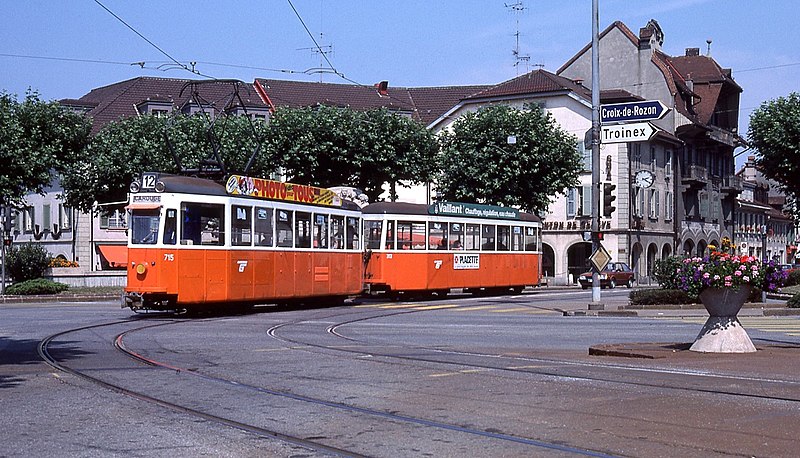 File:Geneva tram 715+313 turning into Carouge terminus circa 1980.jpg