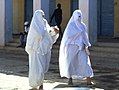 Ghardaia – Mozabitenfrauen im traditionellen Umhang, der nur ein Auge zum Sehen freilässt